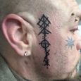En djärv symbol på sidan av ansiktet
